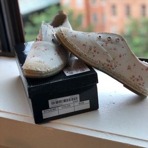 NWT Women’s Shein ditsy espadrille size 39 fits like a U.S. 7.5